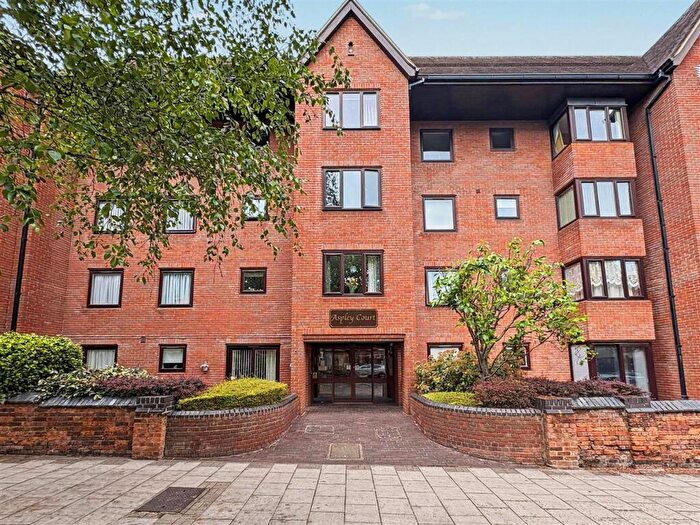 2 Bedroom Apartment For Sale In Aspley Court, Warwick Avenue, Bedford, MK40