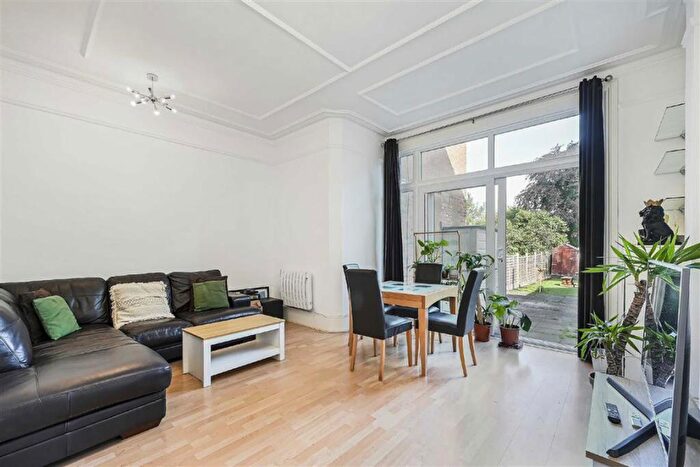 1 Bedroom Flat To Rent In Manstone Road, Cricklewood, NW2
