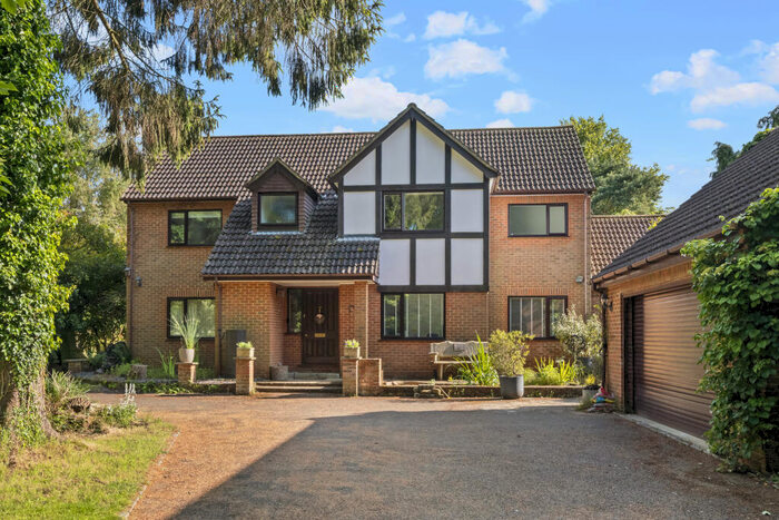 5 Bedroom Detached House For Sale In Wood Lane, Slough, SL2