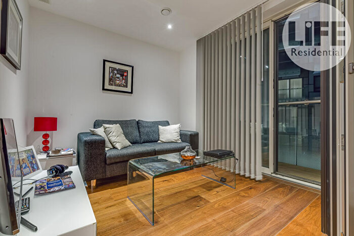 Apartment To Rent In Duckman Tower, Lincoln Plaza, London, E14
