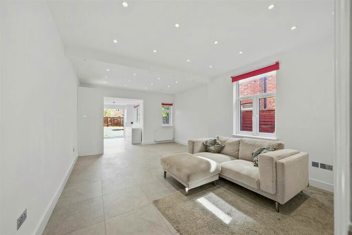 3 Bedroom Flat To Rent In Temple Road, Cricklewood, NW2