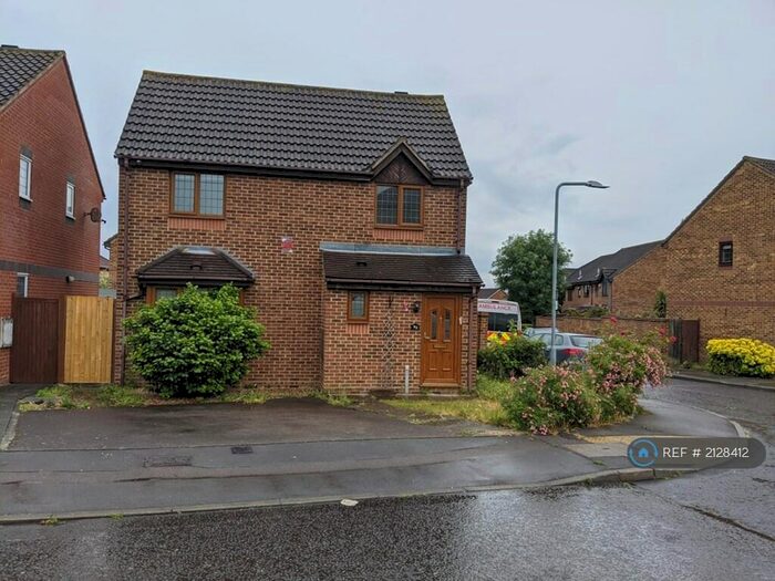 3 Bedroom Detached House To Rent In Carrick Drive, Ilford, IG6