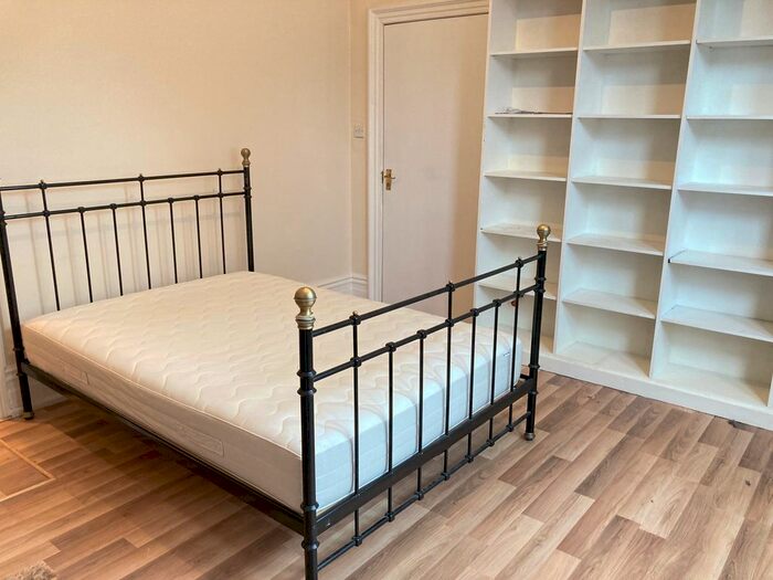 Studio To Rent In Very Near Gordon Road Area, Ealing Broadway West, W5