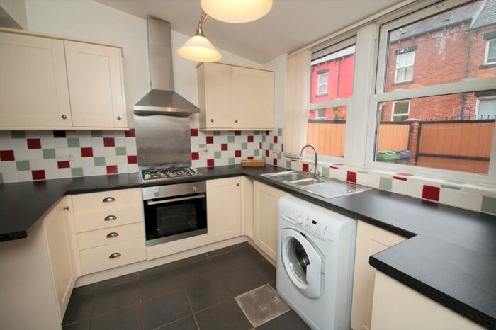 2 Bedroom Flat To Rent In Back Markham Avenue, Leeds, West Yorkshire, Uk, LS8