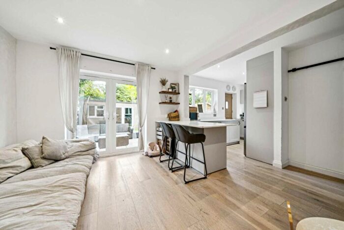 2 Bedroom Maisonette For Sale In Queens Road, Kingston Upon Thames, KT2