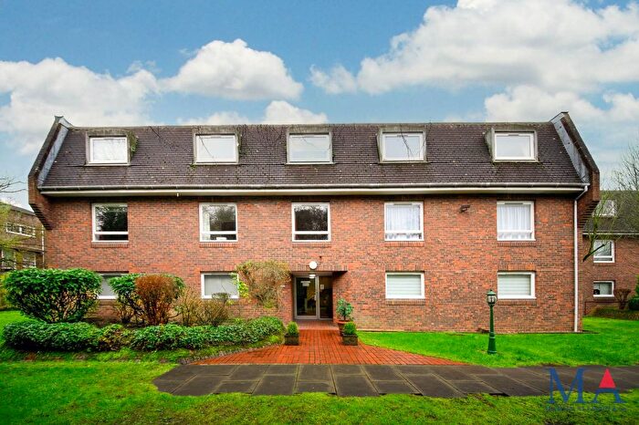 2 Bedroom Flat For Sale In Lakeside Court, Elstree, WD6
