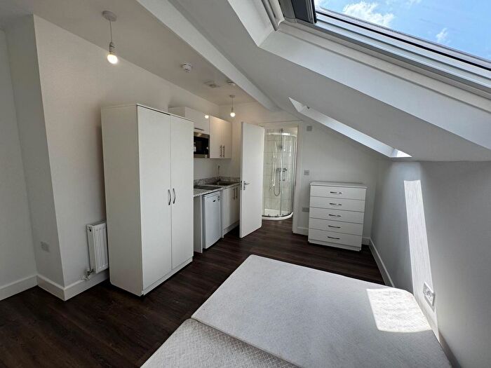 1 Bedroom Studio To Rent In Hanger Lane, Ealing, W5