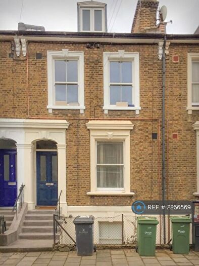 3 Bedroom Flat To Rent In Camberwell, London, SE5
