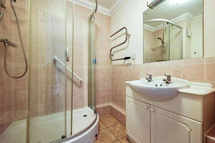 1 Bedroom Flat For Sale In Padnell Road, Waterlooville, Hampshire, PO8