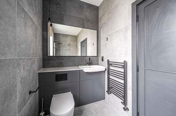 2 Bedroom Flat For Sale In Daffodil Crescent, Barnet, EN4