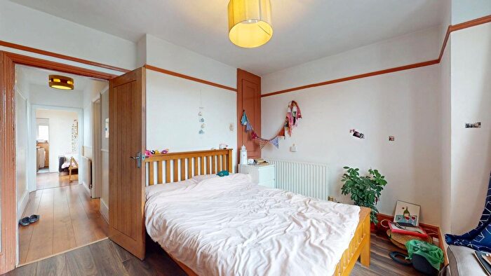 2 Bedroom Cottage To Rent In Point Cottages, Glenfield Road, Ealing, W13