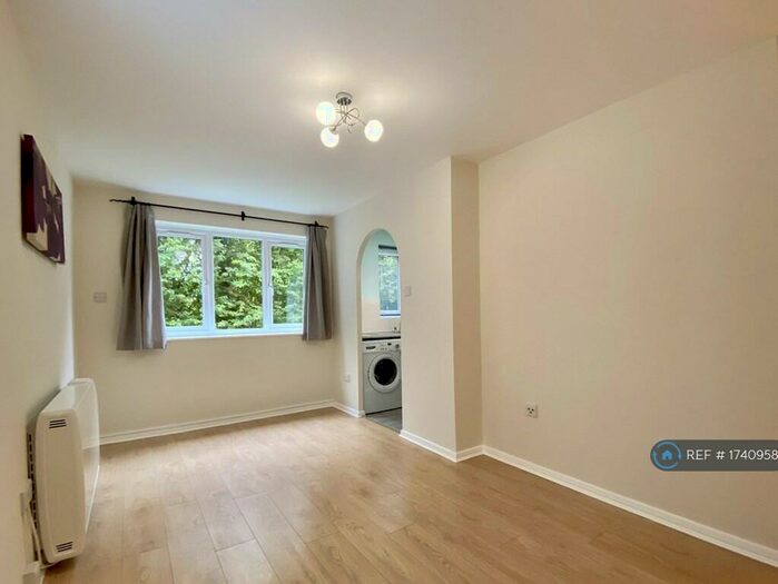 1 Bedroom Flat To Rent In Blackdown Close, London, N2
