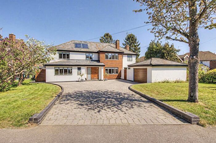 4 Bedroom Detached House For Sale In Townsend Lane, Harpenden, AL5