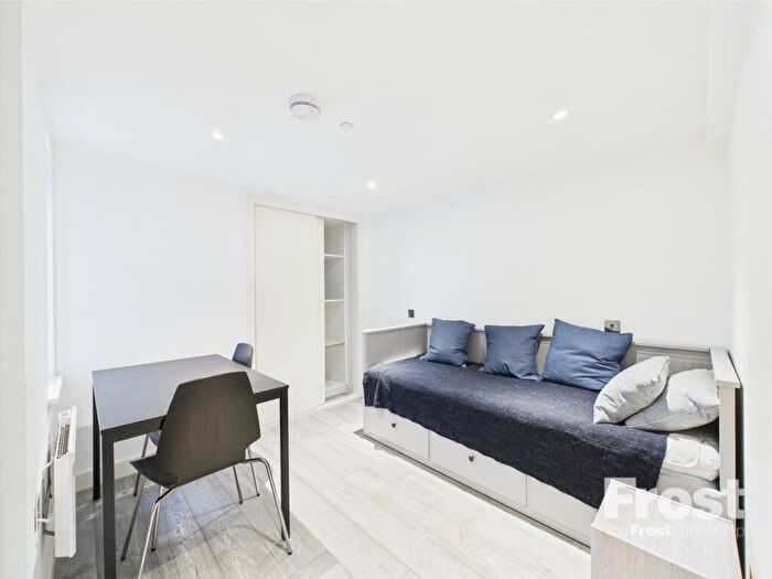 2 Bedroom Apartment To Rent In Wellington Street, Slough, Berkshire, SL1
