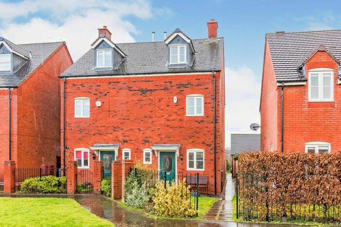 3 Bedroom Semi-Detached House To Rent In Lawrence Way, Lichfield, WS13