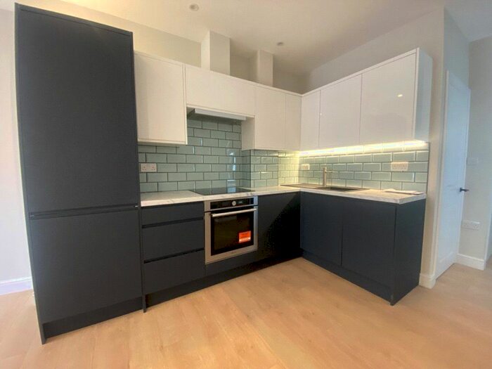 1 Bedroom Flat To Rent In Station Road, Horley, Surrey, RH6