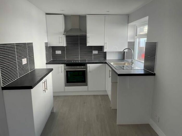 1 Bedroom Flat To Rent In Queens Avenue, Watford, Hertfordshire, WD18