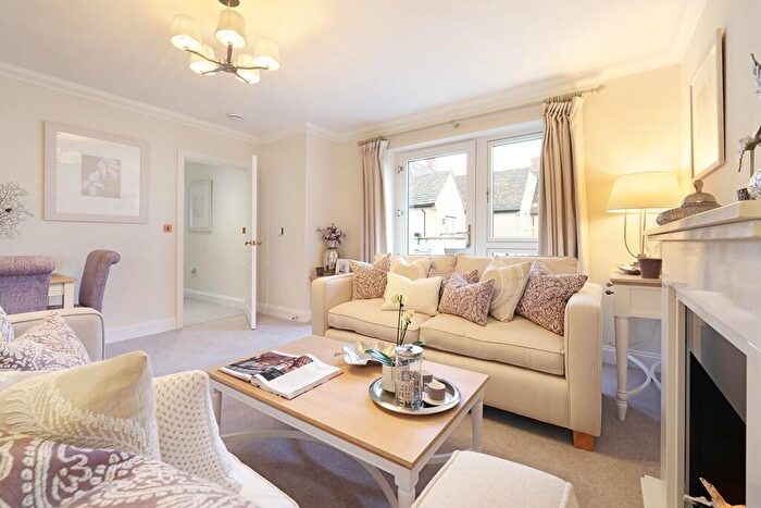 2 Bedroom Apartment For Sale In Shilton Road, Burford, OX18