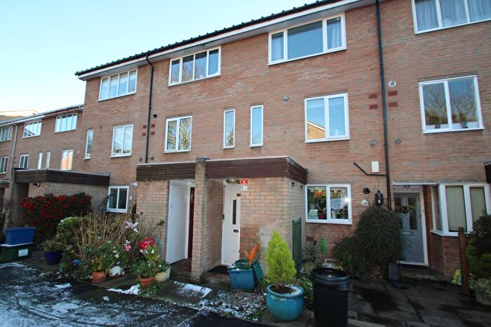 2 Bedroom Flat To Rent In Green Acres, Croydon, CR0