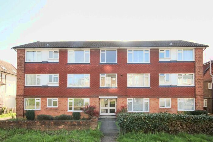 2 Bedroom Flat To Rent In Hook Road, Surbiton, KT6
