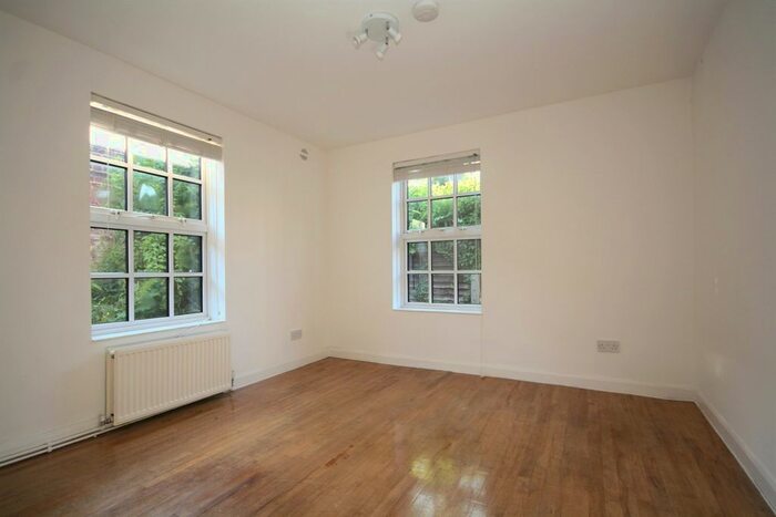 3 Bedroom Bungalow To Rent In High Street, Southgate, N14