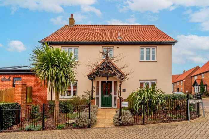 4 Bedroom Link Detached House For Sale In Stearn Close, Easton, NR9