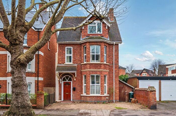 6 Bedroom Detached House For Sale In Warwick Avenue, Bedford, MK40