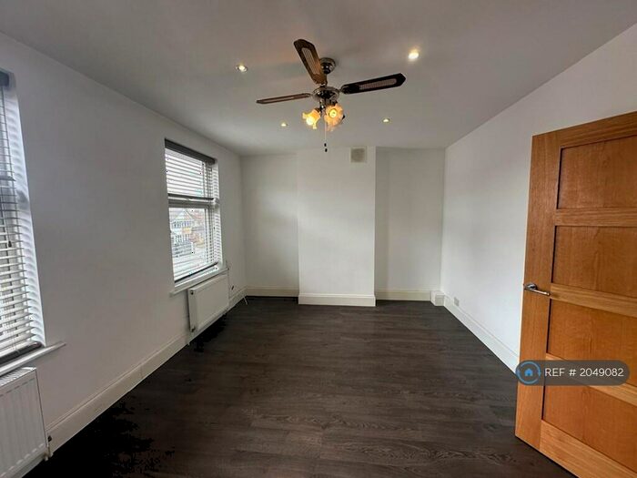 2 Bedroom Flat To Rent In Clayhall Avenue, Ilford, IG5