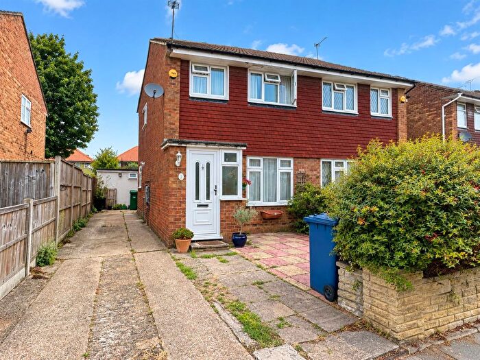 3 Bedroom Semi-Detached House For Sale In Wardell Close, London, NW7