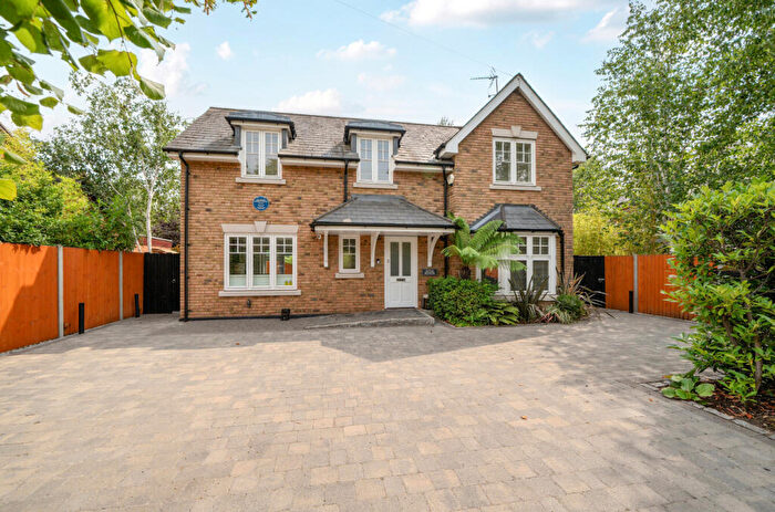 4 Bedroom Detached House For Sale In Midway, Walton-On-Thames, Surrey, KT12