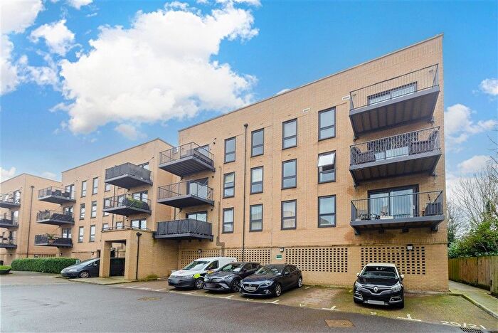 2 Bedroom Flat For Sale In Starboard Crescent, Chatham, Kent, ME4