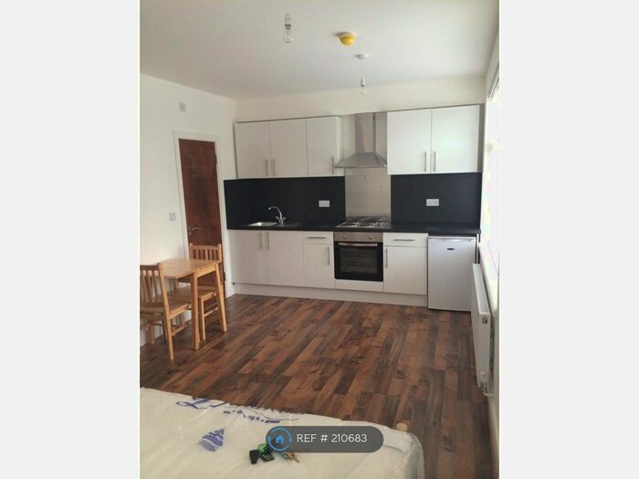 Studio To Rent In North Circular Road, London, N13