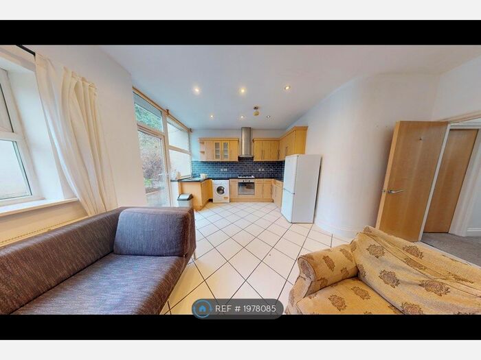 3 Bedroom Flat To Rent In Holloway, London, N7