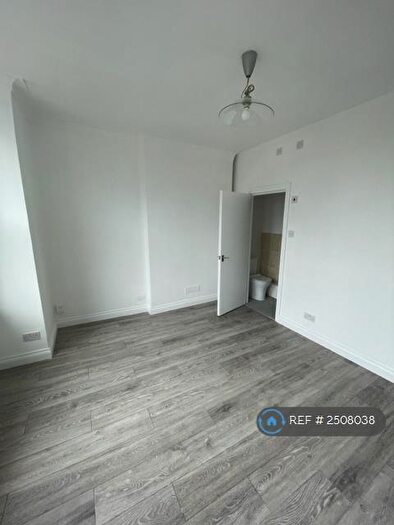 Studio To Rent In Bowes Road, London, N13