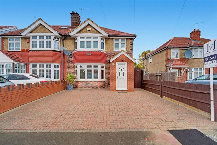 4 Bedroom Semi Detached House For Sale In Browning Way, Hounslow, TW5