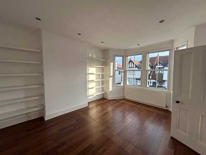 2 Bedroom Flat To Rent In Sunningdale Avenue, Leigh-On-Sea, SS9