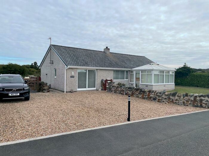 Houses for sale in Maes Llwyn, LL68, Ynys Môn