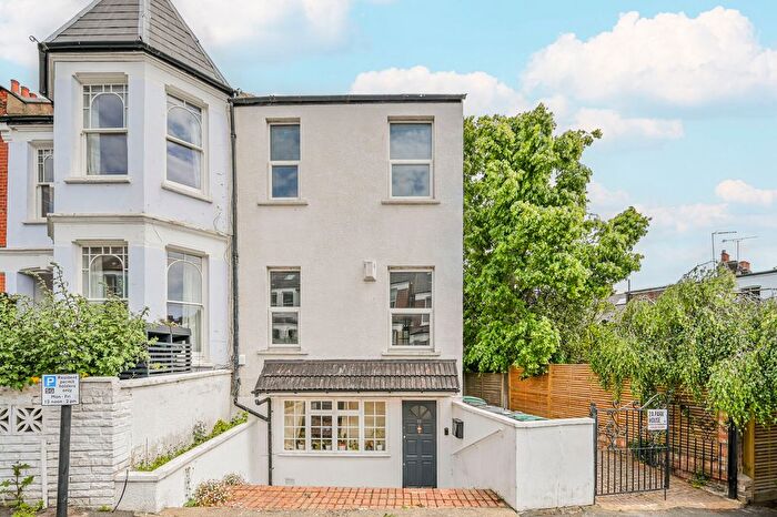 3 Bedroom Flat For Sale In Elyne Road, Harringay, London, N4