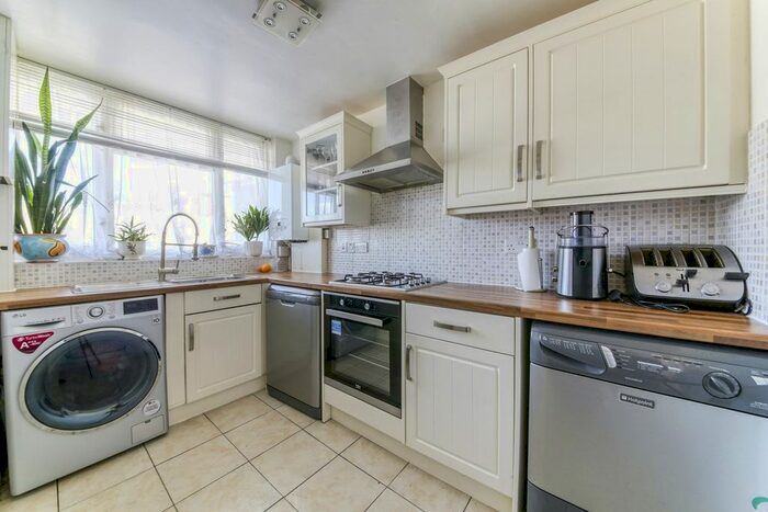 2 Bedroom Flat To Rent In Bedwardine Road, London, SE19