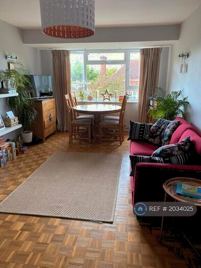 2 Bedroom Flat To Rent In Oak Hill Crescent, Surbiton, KT6