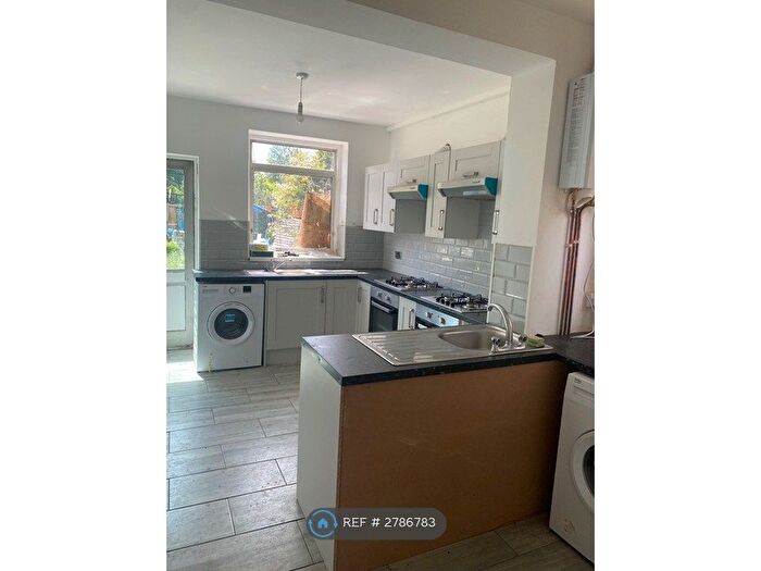 Studio To Rent In Green Road, London, N14