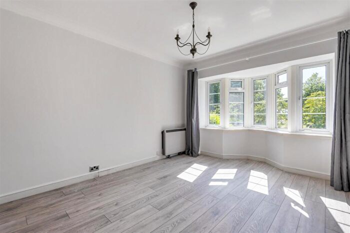 2 Bedroom Apartment To Rent In Lower Ham Road, Kingston Upon Thames, KT2
