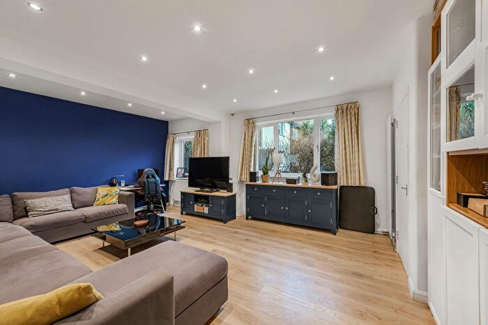 4 Bedroom Semi-detached House For Sale In Lovell Road, Richmond, TW10