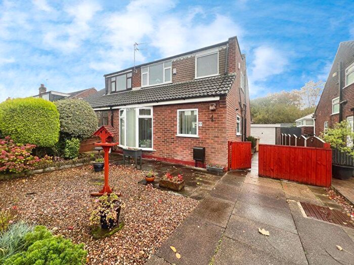 3 Bedroom Semi Detached House For Sale In Trent Way, Kearsley, BL4