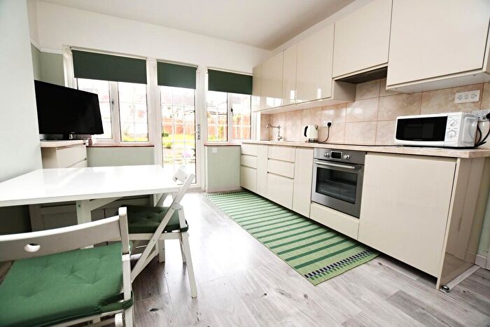 3 Bedroom Semi-Detached House For Sale In Court Drive, CR0