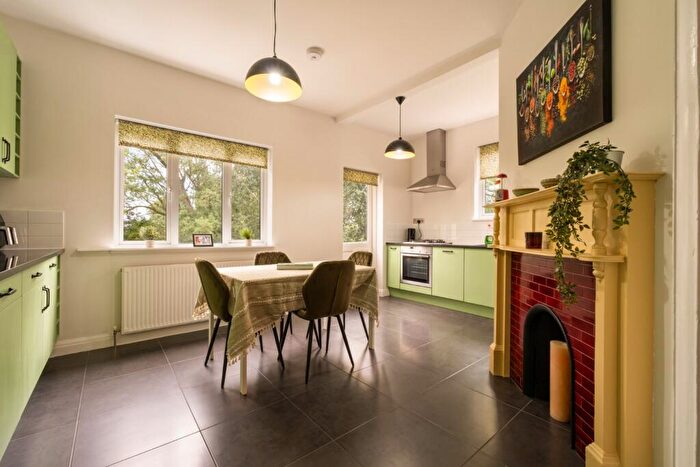 3 Bedroom Maisonette For Sale In Wrentham Avenue, Kensal Rise, London, NW10