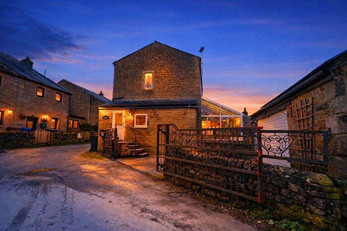 3 Bedroom Cottage For Sale In New Row, Winewall, Colne, BB8