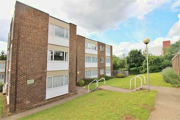 2 Bedroom Flat To Rent In Hillside, Hoddesdon, EN11
