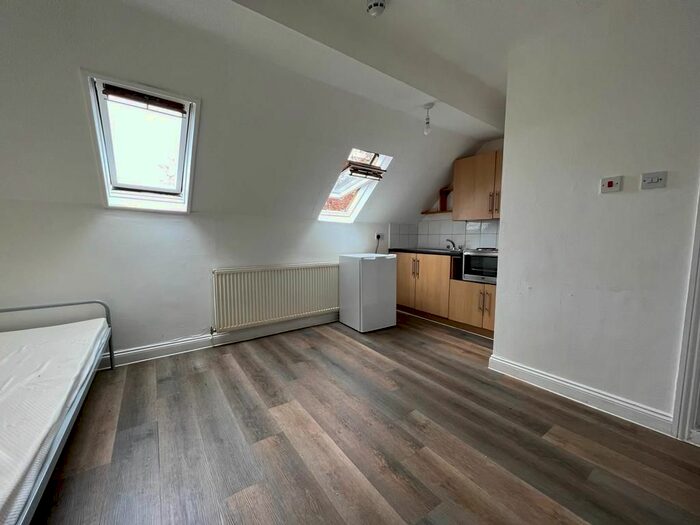 Studio To Rent In Hanger Lane, London, W5