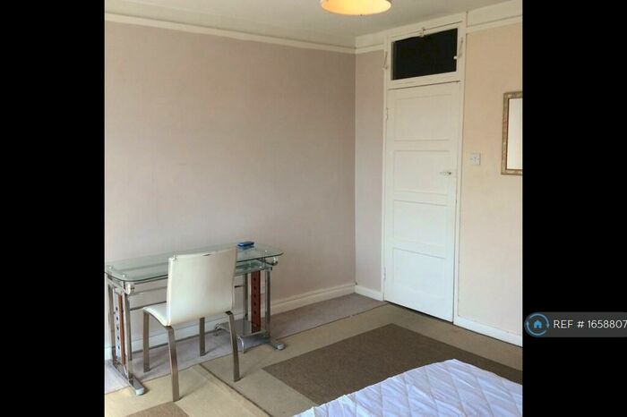 4 Bedroom Flat To Rent In Pirbright House, Kingston Upon Thames, KT2